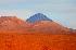 Licancábur in der Abendsonne - Nordöstlich von San Pedro steigt die Hochebene der Atacama langsam aber beständig auf über 4000 Meter an. Wenn sich die Sonne dem Horizont neigt, erscheint die Wüste in rotglühendem Licht. Der Vulkan Licancábur ist fast 6000 m hoch.