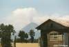 Der Vulkan mit seiner Rauchfahne ist immer noch aktiv.