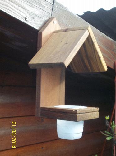 Bebedor de Agua para Aves salvaje o Domsticos en Madera de Raul con receptculo reciclado  