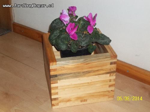 Porta Macetero rstico en madera reciclada de Pino. Construido con uniones de media madera para el uso interior, piso incrustado para dar una mayor resistencia. Proteccin con Aceite natural contra la humedad sin ningun tipo de contaminante. Este producto se puede usar para Plantas como por ejemplo, para Flores, Arbustos, pequeos arboles como el Ficus y/o otros.
