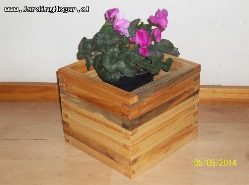 Porta Macetero rstico en madera reciclada de Pino. Construido con uniones de media madera para el uso interior, piso incrustado para dar una mayor resistencia. Proteccin con Aceite natural contra la humedad sin ningun tipo de contaminante. Este producto se puede usar para Plantas como por ejemplo, para Flores, Arbustos, pequeos arboles como el Ficus y/o otros.