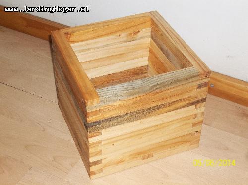 Porta Macetero rstico en madera reciclada de Pino. Construido con uniones de media madera para el uso interior, piso incrustado para dar una mayor resistencia. Proteccin con Aceite natural contra la humedad sin ningun tipo de contaminante. Este producto se puede usar para Plantas como por ejemplo, para Flores, Arbustos, pequeos arboles como el Ficus y/o otros.