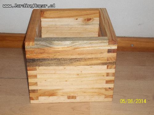 Porta Macetero rstico en madera reciclada de Pino. Construido con uniones de media madera para el uso interior, piso incrustado para dar una mayor resistencia. Proteccin con Aceite natural contra la humedad sin ningun tipo de contaminante. Este producto se puede usar para Plantas como por ejemplo, para Flores, Arbustos, pequeos arboles como el Ficus y/o otros.