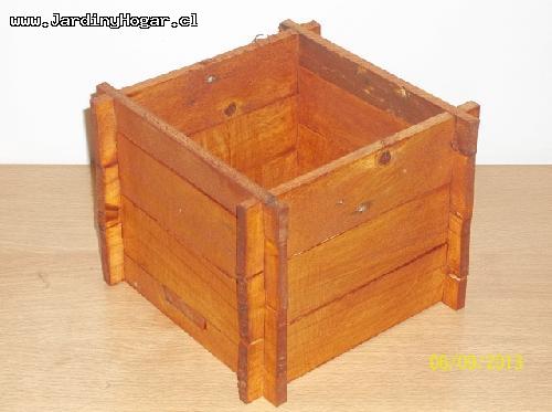 Porta Macetero Pino 12,5cm - Porta Macetero rústico en madera reciclada de Pino. Construido con uniones de madera para el uso interior y exterior, piso incrustado para dar una mejor resistencia. Con protección en el color Cedro contra la humedad. Este producto se puede usar para Plantas como por ejemplo, para Flores, Cactus y/o otros. Por su forma y diseño se adapta a diferentes ambientes. Porta Macetero rústico en madera reciclada de Pino. Construido con uniones de madera para el uso interior y exterior, piso incrustado para dar una mejor resistencia. Con protección en el color Cedro contra la humedad. Este producto se puede usar para Plantas como por ejemplo, para Flores, Cactus y/o otros. Por su forma y diseño se adapta a diferentes ambientes.