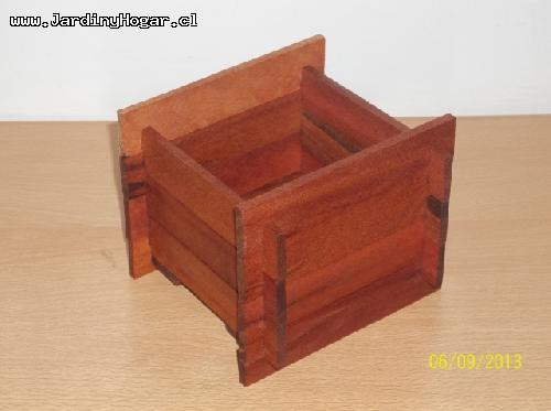 Porta Macetero Raulí 9cm - Porta Macetero rústico en madera reciclada de Raulí.Construido con uniones de madera para el uso interior y exterior. La protección de este producto se realizo con aceite natural y sin productos contaminantes con un especial enfatices en el medio ambiente.Este producto se puede usar para Plantas pequeñas como por ejemplo, para Flores, Cactus y/o otros.Por su forma y diseño se adapta a diferentes ambientes. Porta Macetero rústico en madera reciclada de Raulí.Construido con uniones de madera para el uso interior y exterior. La protección de este producto se realizo con aceite natural y sin productos contaminantes con un especial enfatices en el medio ambiente.Este producto se puede usar para Plantas pequeñas como por ejemplo, para Flores, Cactus y/o otros.Por su forma y diseño se adapta a diferentes ambientes.