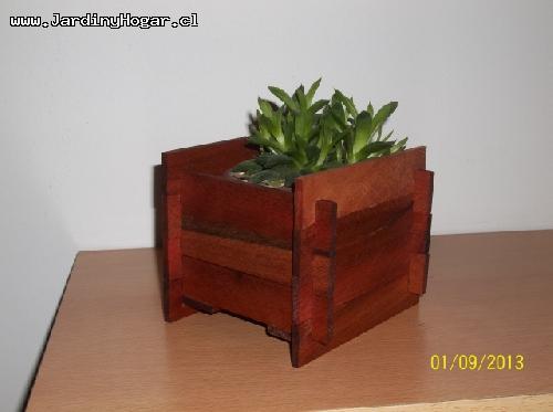 Porta Macetero Raulí 9cm - Porta Macetero rústico en madera reciclada de Raulí.Construido con uniones de madera para el uso interior y exterior. La protección de este producto se realizo con aceite natural y sin productos contaminantes con un especial enfatices en el medio ambiente.Este producto se puede usar para Plantas pequeñas como por ejemplo, para Flores, Cactus y/o otros.Por su forma y diseño se adapta a diferentes ambientes. Porta Macetero rústico en madera reciclada de Raulí.Construido con uniones de madera para el uso interior y exterior. La protección de este producto se realizo con aceite natural y sin productos contaminantes con un especial enfatices en el medio ambiente.Este producto se puede usar para Plantas pequeñas como por ejemplo, para Flores, Cactus y/o otros.Por su forma y diseño se adapta a diferentes ambientes.