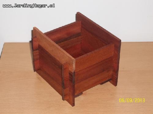 Porta Macetero Raulí 9cm - Porta Macetero rústico en madera reciclada de Raulí.Construido con uniones de madera para el uso interior y exterior. La protección de este producto se realizo con aceite natural y sin productos contaminantes con un especial enfatices en el medio ambiente.Este producto se puede usar para Plantas pequeñas como por ejemplo, para Flores, Cactus y/o otros.Por su forma y diseño se adapta a diferentes ambientes. Porta Macetero rústico en madera reciclada de Raulí.Construido con uniones de madera para el uso interior y exterior. La protección de este producto se realizo con aceite natural y sin productos contaminantes con un especial enfatices en el medio ambiente.Este producto se puede usar para Plantas pequeñas como por ejemplo, para Flores, Cactus y/o otros.Por su forma y diseño se adapta a diferentes ambientes.