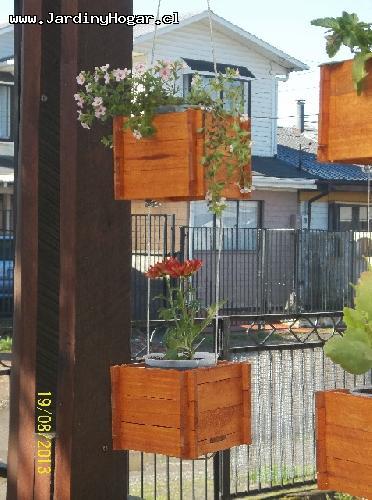 Porta Macetero Colgante rstico en madera reciclada de Pino. Construido con uniones de madera para el uso interior y exterior, piso incrustado para dar una mejor resistencia. Para colgar, alambre de acero de alta resistencia. Con proteccin contra la humedad en el color Cedro. Este producto se puede usar para Plantas como por ejemplo, para Flores, Hierbas, Cactus y/o otros. Por su forma y diseo se adapta a diferentes ambientes. Con este producto se puede hermosear su Casa en el interior o exterior de manera fcil y eficiente.