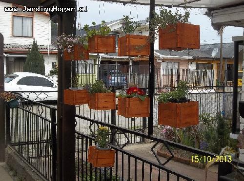 Porta Macetero Colgante rstico en madera reciclada de Pino. Construido con uniones de madera para el uso interior y exterior, piso incrustado para dar una mejor resistencia. Para colgar, alambre de acero de alta resistencia. Con proteccin contra la humedad en el color Cedro. Este producto se puede usar para Plantas como por ejemplo, para Flores, Hierbas, Cactus y/o otros. Por su forma y diseo se adapta a diferentes ambientes. Con este producto se puede hermosear su Casa en el interior o exterior de manera fcil y eficiente.