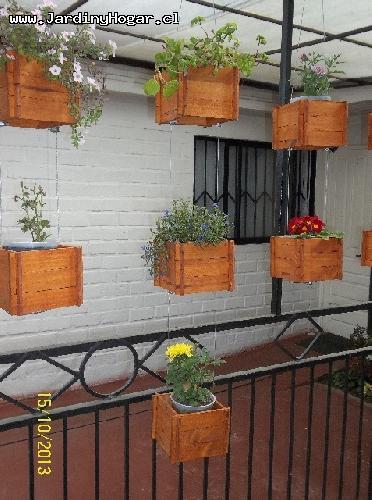 Porta Macetero Colgante rstico en madera reciclada de Pino. Construido con uniones de madera para el uso interior y exterior, piso incrustado para dar una mejor resistencia. Para colgar, alambre de acero de alta resistencia. Con proteccin contra la humedad en el color Cedro. Este producto se puede usar para Plantas como por ejemplo, para Flores, Hierbas, Cactus y/o otros. Por su forma y diseo se adapta a diferentes ambientes. Con este producto se puede hermosear su Casa en el interior o exterior de manera fcil y eficiente.