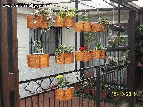 Porta Macetero Colgante rstico en madera reciclada de Pino. Construido con uniones de madera para el uso interior y exterior, piso incrustado para dar una mejor resistencia. Para colgar, alambre de acero de alta resistencia. Con proteccin contra la humedad en el color Cedro. Este producto se puede usar para Plantas como por ejemplo, para Flores, Hierbas, Cactus y/o otros. Por su forma y diseo se adapta a diferentes ambientes. Con este producto se puede hermosear su Casa en el interior o exterior de manera fcil y eficiente.