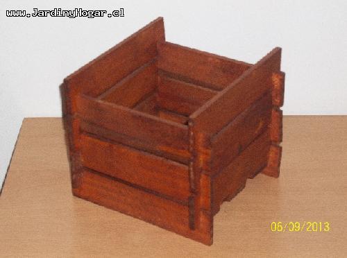 Porta Macetero rstico en madera reciclada de Pino. Construido con uniones de madera para el uso interior y exterior. Con proteccin en el color Cedro contra la humedad. Este producto se puede usar para Plantas como por ejemplo, para Flores, Cactus y/o otros. Por su forma y diseo se adapta a diferentes ambientes. Con este producto se puede hermosear su Casa de manera fcil y eficiente. 