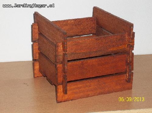 Porta Macetero rstico en madera reciclada de Pino. Construido con uniones de madera para el uso interior y exterior. Con proteccin en el color Cedro contra la humedad. Este producto se puede usar para Plantas como por ejemplo, para Flores, Cactus y/o otros. Por su forma y diseo se adapta a diferentes ambientes. Con este producto se puede hermosear su Casa de manera fcil y eficiente. 