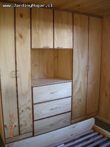 Dormitorio de una Cabaña - Closet en un Dormitorio de una Cabaña construido en Tableros Contrachapado y cantos de Madera Raulí, contemplando un espacio para un Televisor. Closet en un Dormitorio de una Cabaña construido en Tableros Contrachapado y cantos de Madera Raulí, contemplando un espacio para un Televisor.