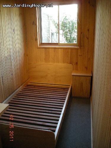 Cama de 1 1/2 Plaza - Cama de 1 1/2 Plaza en una Cabaña en Tablero de Contrachapado y sumir de Madera Raulí, con un Velador simple. Cama de 1 1/2 Plaza en una Cabaña en Tablero de Contrachapado y sumir de Madera Raulí, con un Velador simple.