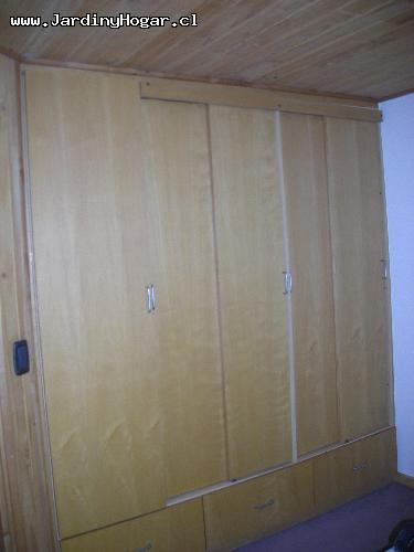 Closet en una Casa Habitacin en Tableros enchapado de Haya, dos parte con Puertas correderas y una con Puerta normal adems tres Cajones. 