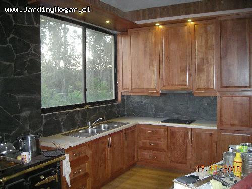 La cocina contempla un Lavaplatos doble, encimera elctrica "Vitrocermica", toda la frente esta hecha en Madera de Raul