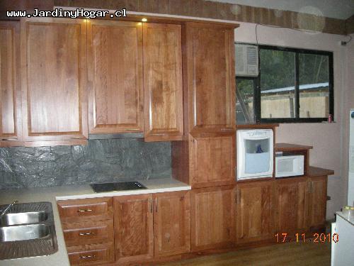 Cocina Linea Plana en una Casa Habitacin, adaptado al espacio y necesidad del Cliente con Luz in la parte superior para alumbrar el rea de Trabajo.