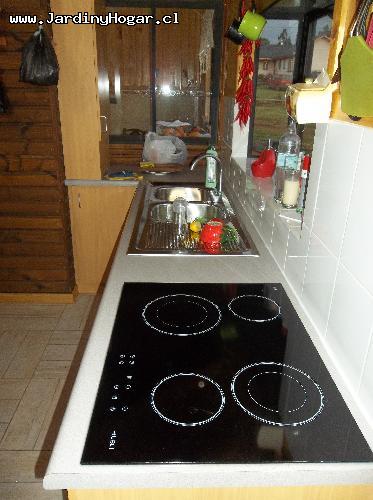 Cocina en Maio Aglomerado con Encimera elctrica (Vitrocermica) y Lavaplato doble adems Basurero interior.  