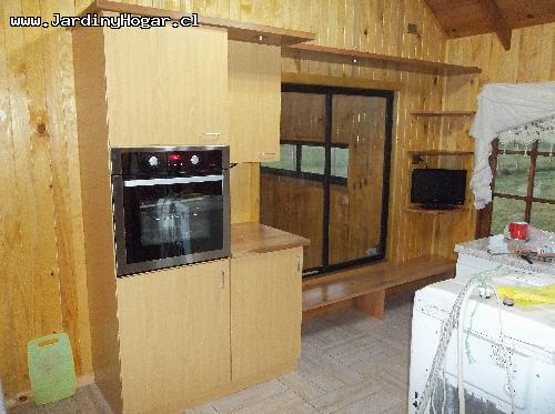 Cocina en Maio Aglomerado con Horno elctrica (embutido) y Cubiertars en madera de Raul. 