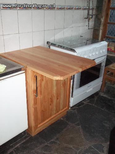 Mueble de Cocina con carro para Botellas de Aceite y/o otros en Pino Oregon. Cubierta sobrepasado para el aumento de la rea de Trabajo. 