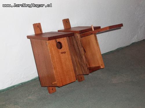 Casa Nido para Aves Salvaje en Madera de Raul reciclado, con puerta para su Limpieza, drenaje en el Piso, asiento en la entrada y orificio para su fijacin. El orificio de la entrada puede ser desde 30 hasta 40 mm dependiendo del tipo de aves. Proteccin con aceite natural para evitar daos para los Aves. Este Producto se realizo bajo investigacin europeo.
Disponible en muestro Tienda.