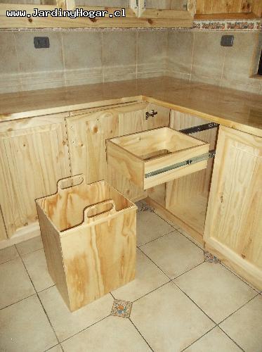 Mueble para Living en Pino Radiata. Mueble con Cajn interior especial Diseo para guardar Ropa sucia. Cajn transportable para facilitar el transporte de la Ropa. 