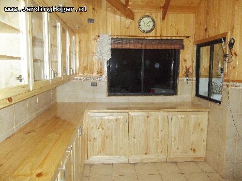 Mueble Living en Pino Radiata. Cubierta con Terminacin de alta Resistencia. Iluminacin con Luces LED (Ahorro de Energa).