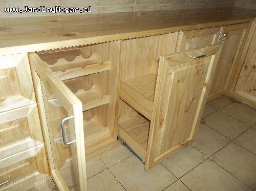 Mueble Living en Pino Radiata. Izquierda, Mueble con repisas para guardar Botellas de Vino con Puerta de Vidrio. Derecha Mueble con Cajn tipo Bar para guardar Botellas de diferente tamaos. 