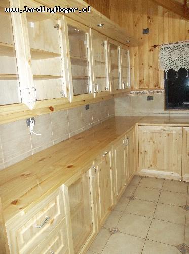 Mueble de Living en Pino Radiata. En la parte arriba los Muebles tienen Puertas de Vidrio para guardar Copas entre otros. La parte abajo con cajonera de tres cajones, mueble con Puerta de Vidrio y repisas para Botellas de Vino, un Cajn tipo Bar para guardar Botellas de diferente tamaos. Todo el Mueble acabado con Laca de color natural y la Cubierta con Laca de alta resistencia. 