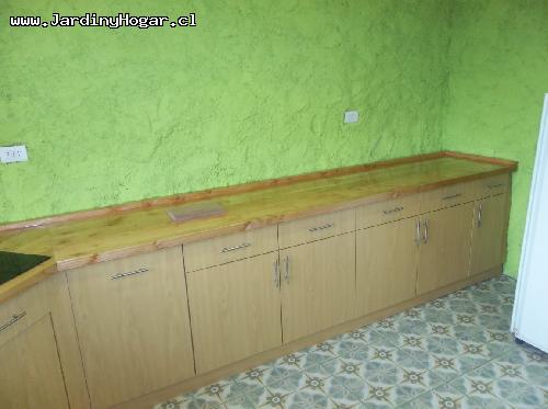 Cocina con Muebles en Aglomerado Maio y Cubierta en Pino Oregon brillante. Instalacin en una Casa de Adobe