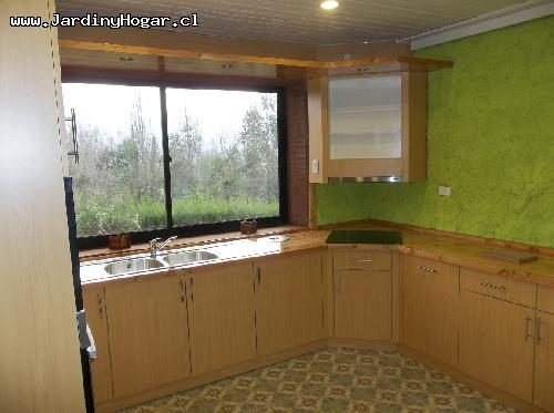 Cocina con Muebles en Aglomerado Maio y Cubierta en Pino Oregon brillante. Forma de la Cocina en U.