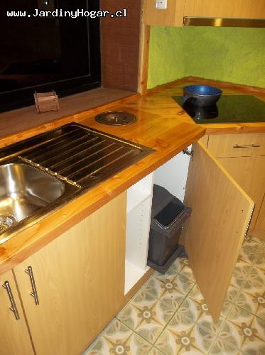 Incluido: Lavaplato y llave de agua monomando, Encimera induccin, Horno Elctrico, Microhonda, Basurero grande interior que abre automtico con la Puerta y un Basurero de 12L instalada en la Cubierta para restos orgnicos. 