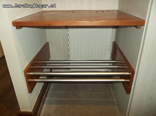 Espacio adaptado para guardar Botas de Esqu con una Cubierta encima de la Calefaccin Central que incluye un Sistema para la Circulacin de aire. Hecho en Raul reciclada y tubos cromados.