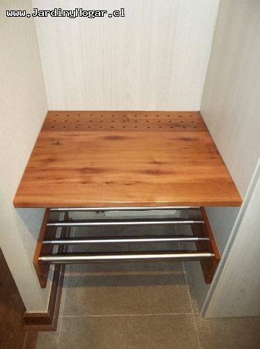 Espacio adaptado para guardar Botas de Esqu con una Cubierta encima de la Calefaccin Central que incluye un Sistema para la Circulacin de aire. Hecho en Raul reciclada y tubos cromados.