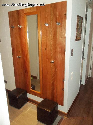 Percha (Guarda Ropa) en Raul reciclada con Espejo al medio. Incluyendo 6 Perchas de Calidad, cuatro para Adultos y dos a la altura para Nios. Acabado con una Laca de alta resistencia.