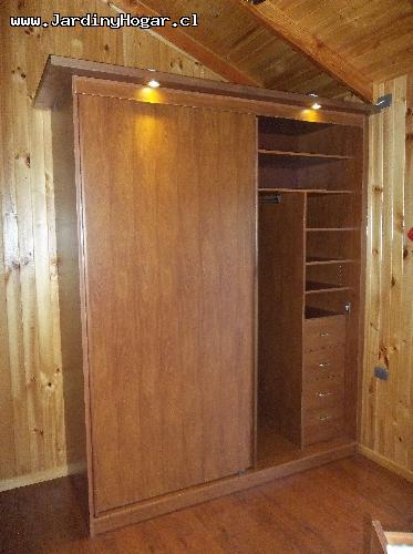 Closet en Lingue - Hermoso Closet en melamina Lingue de dos Puertas correderas y manillas largas de Raulí. Terminación en la parte alta con un Marco de Raulí reciclado y dos Lamparas LED de bajo consumo. La parte interior contienen cuatro Cajones a cada lado y cinco repisa para la ropa, Además a cada lado una parte con barra para la Ropa colgante. Hermoso Closet en melamina Lingue de dos Puertas correderas y manillas largas de Raulí. Terminación en la parte alta con un Marco de Raulí reciclado y dos Lamparas LED de bajo consumo. La parte interior contienen cuatro Cajones a cada lado y cinco repisa para la ropa, Además a cada lado una parte con barra para la Ropa colgante.