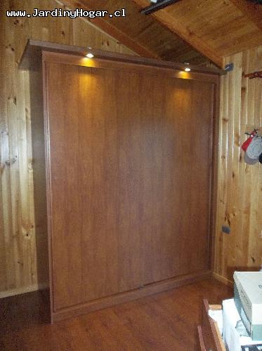 Hermoso Closet en melamina Lingue de dos Puertas correderas y manillas largas de Raul. Terminacin en la parte alta con un Marco de Raul reciclado y dos Lamparas LED de bajo consumo. La parte interior contienen cuatro Cajones a cada lado y cinco repisa para la ropa, Adems a cada lado una parte con barra para la Ropa colgante.