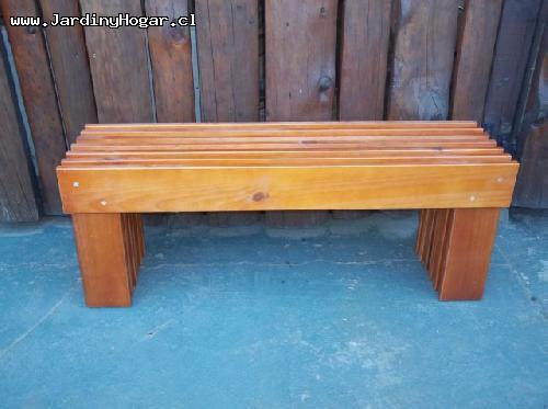 Asiento (Banco) para la Terraza en Pino color Cedro, unido con Tarugos y Adhesivo resistente al Agua.
Este Asiento esta diseada para tres Personas. 
En este Asiento se destaca su alta resistencia al Peso, relacionado a su Diseo y Construccin.