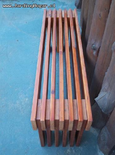 Asiento (Banco) para la Terraza en Pino color Cedro, unido con Tarugos y Adhesivo resistente al Agua.
Este Asiento esta diseada para tres Personas. 
En este Asiento se destaca su alta resistencia al Peso, relacionado a su Diseo y Construccin.