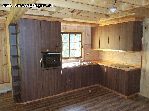 Cocina en Nogal Amaznico Softwood, Cubierta y terminaciones en Pino Oregon. Incluye Horno elctrico embutido, Encimera Vitroceramica de 4 Platos embutido, Campana Semi automtico, Lavaplato de dos Cubetas con Llave monomando embutido, Basurero 20L abre automtico con la Puerta y Focos LED embutido en la parte superior.  