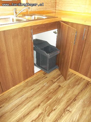 Cocina en Nogal Amaznico Softwood, Cubierta y terminaciones en Pino Oregon. Incluye Horno elctrico embutido, Encimera Vitroceramica de 4 Platos embutido, Campana Semi automtico, Lavaplato de dos Cubetas con Llave monomando embutido, Basurero 20L abre automtico con la Puerta y Focos LED embutido en la parte superior.  