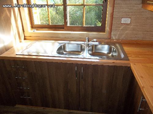 Cocina en Nogal Amaznico Softwood, Cubierta y terminaciones en Pino Oregon. Incluye Horno elctrico embutido, Encimera Vitroceramica de 4 Platos embutido, Campana Semi automtico, Lavaplato de dos Cubetas con Llave monomando embutido, Basurero 20L abre automtico con la Puerta y Focos LED embutido en la parte superior.  