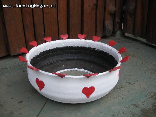 Hermoso Macetero de Neumtico reciclado en blanco con Corazones. Dimetro aprox. 75cm, altura 28cm Ver Disponibilidad en nuestra Tienda.