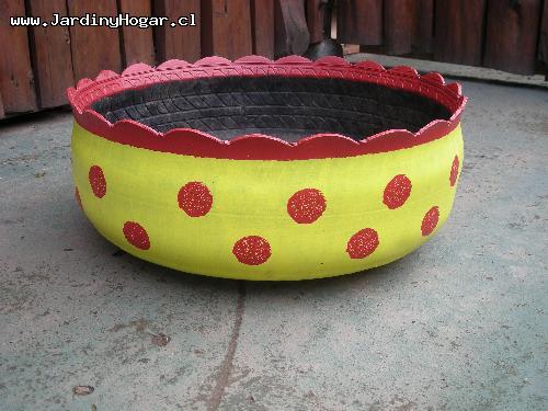 Hermoso Macetero de Neumtico reciclado con colores rojo y amarillo. Diametro 57cm altura 23cm. Ver Disponibilidad en nuestra Tienda