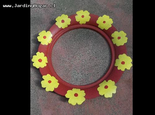Hermoso Marco de Neumtico reciclado en rojo con Flores amarillos para Maceteros. Este Marco se puede usar para Maceteros con un Dimetro entre 35cm hasta 43cm y es ideal para el exterior. Se puede usar en el Jardn, la Terraza, en la Entrada o en el Lugar que Usted estima conveniente. Con la Compra de este Producto Usted ayuda al medio Ambiente e evita que este Neumtico termina contaminando nuestra Naturaleza. Las medidas aproximadamente del Macetero son: Dimetro interior 35cm y exterior 55cm
