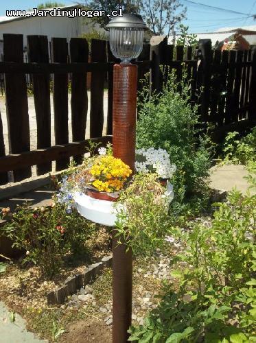 Macetero en altura, base en Pino impregnado color Cedro, Macetero en Metal reciclado color blanco. Se puede usar como Macetero o Porta Macetero. Instalacin directamente en la Tierra aproximadamente 30-40cm. Altura: 157cm / Dimetro Macetero: 29,5cm interior.