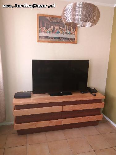 Mueble TV - Mueble para TV en Aglomerado Tabaco con veta y 4 cajones, incluyendo un doble Fondo para las conexiones y cables. Cubierta y marcos en Madera de Pino Oregón con laca de alto brillo. Mueble para TV en Aglomerado Tabaco con veta y 4 cajones, incluyendo un doble Fondo para las conexiones y cables. Cubierta y marcos en Madera de Pino Oregón con laca de alto brillo.