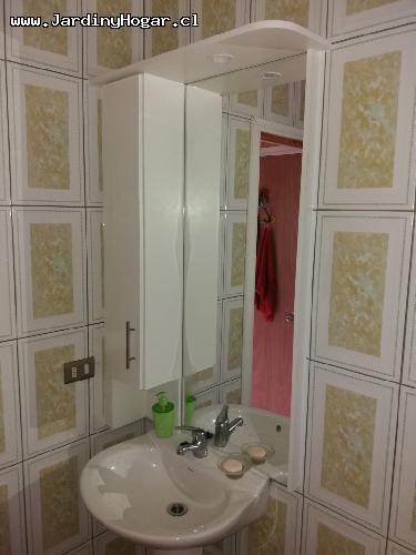 Mueble de Bao en Melamina Aglomerada Blanca, con espejo y Luz LED.