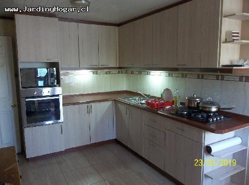 Cocina en color Tokai y terminaciones en Color Cerezo. Contempla Encimera de Gas, Horno elctrico, Lavaplato doble con Llave Monomando, Basurero interior y Luces Led. Instalado y terminado en su Lugar. 